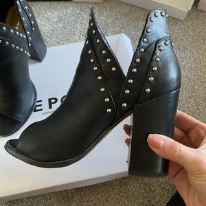 Report Blynn Booties